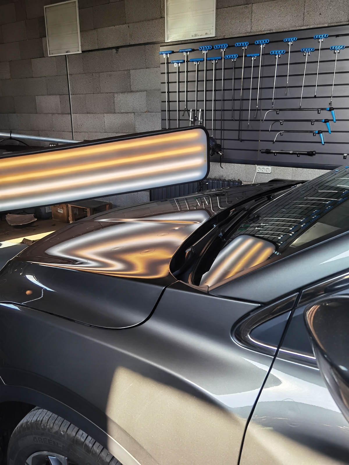 Процесс выправления вмятины без покраски