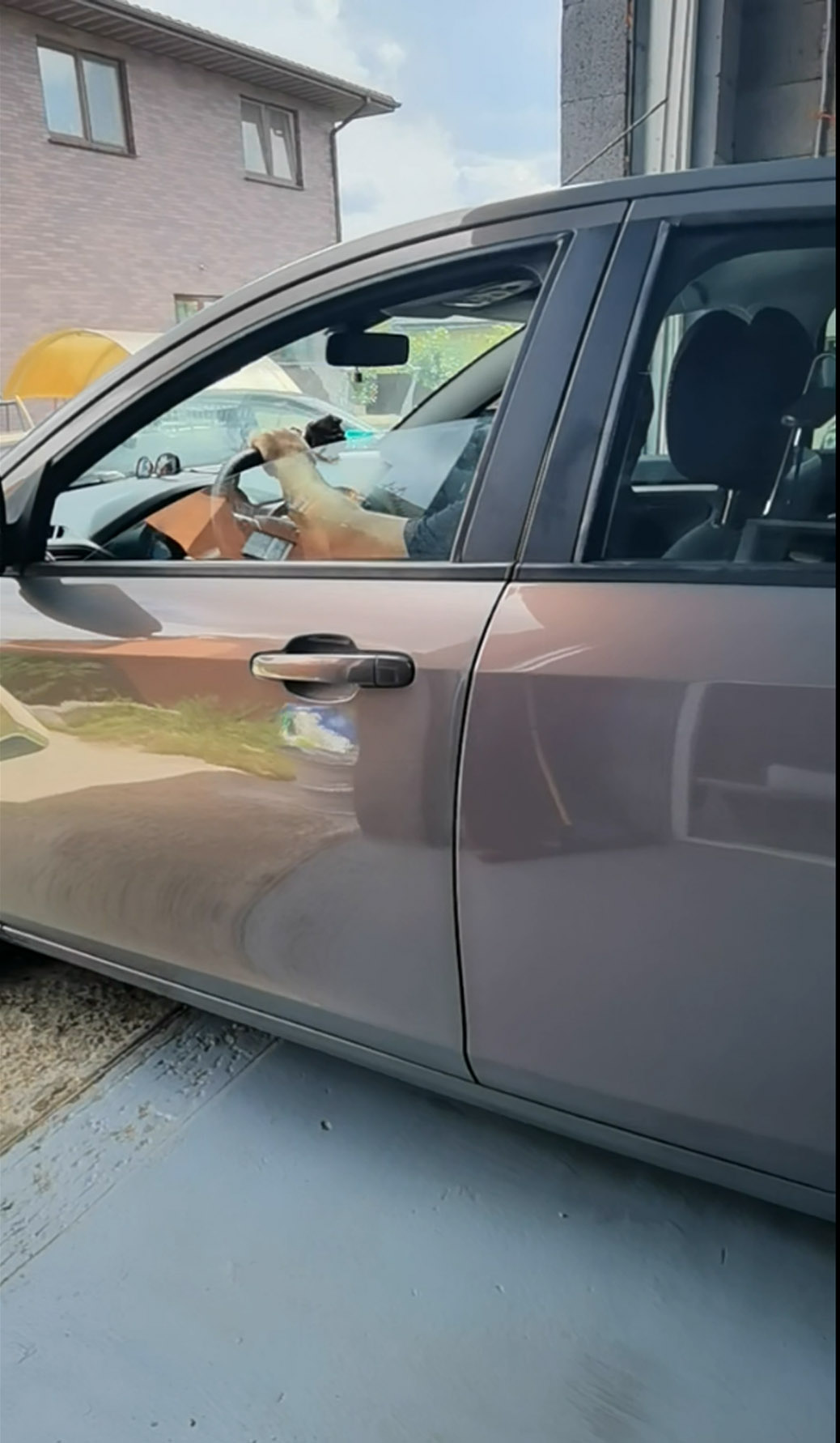 Дверь после восстановления методом PDR на автомобиле Lada