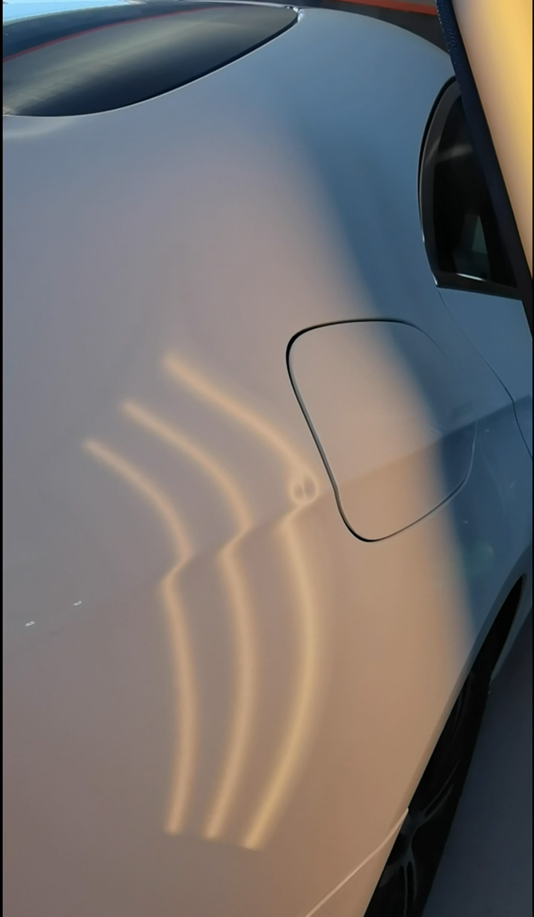 Вмятина от топливозаправочного пистолета на Mercedes