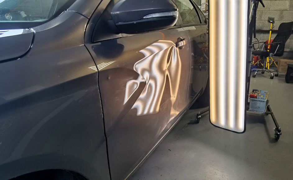 Процесс удаления вмятин на дверях без покраски в Минске